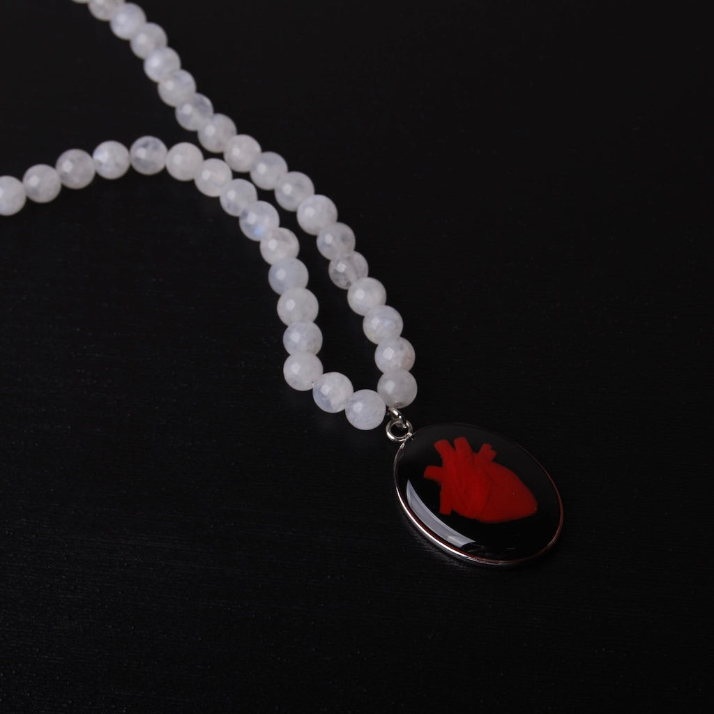 collana con sfere di pietra di luna e pendente centrale ovale con cuore anatomico 