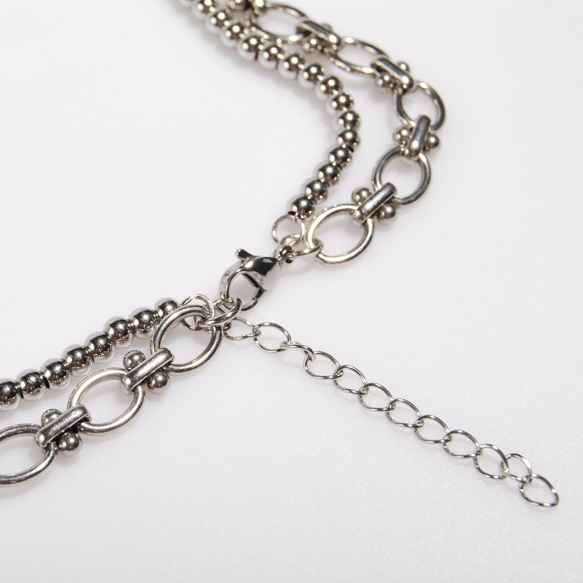 dettaglio della chiusura di una collana in acciaio inox a catena doppia
