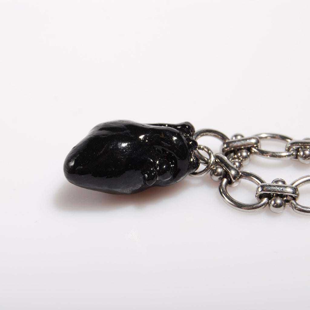 collana catena doppia con cuore anatomico nero, vista laterale del cuore