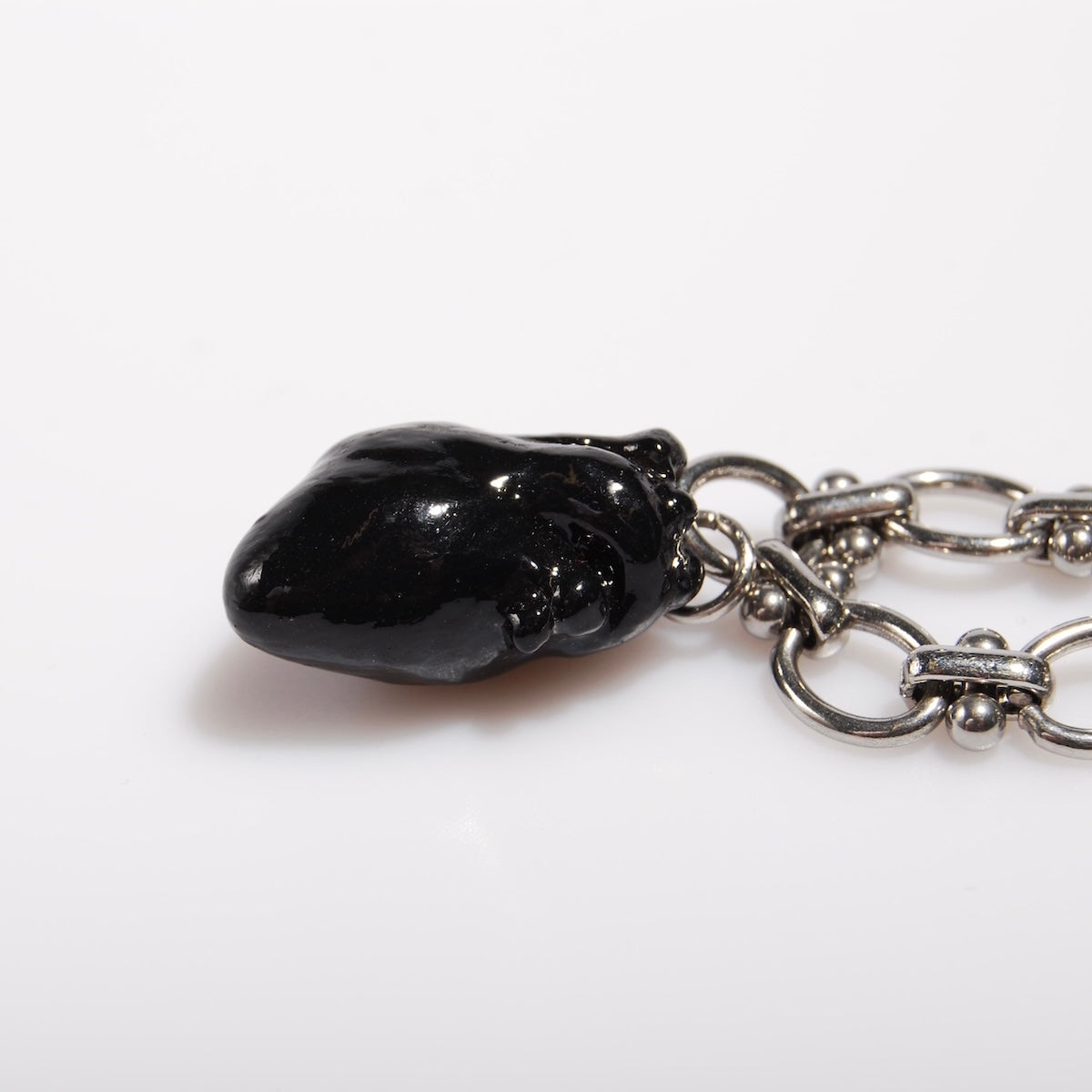 collana catena doppia con cuore anatomico nero, vista laterale del cuore