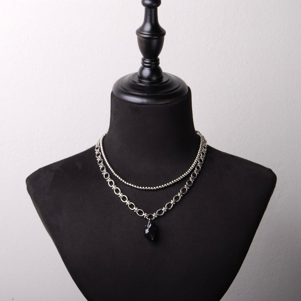 collana catena doppia con cuore anatomico nero su busto espositivo