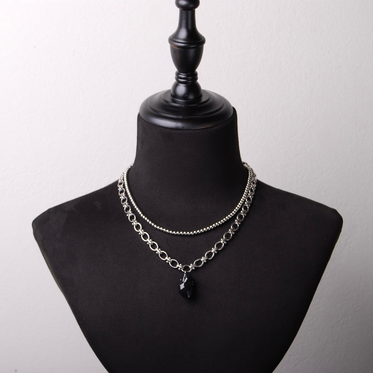 collana catena doppia con cuore anatomico nero su busto espositivo
