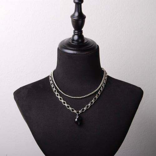 collana catena doppia con cuore anatomico nero su busto espositivo