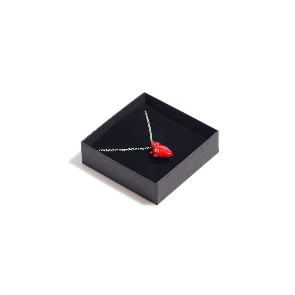 collana catena sottile con cuore anatomico rosso dentro ad una scatolina nera