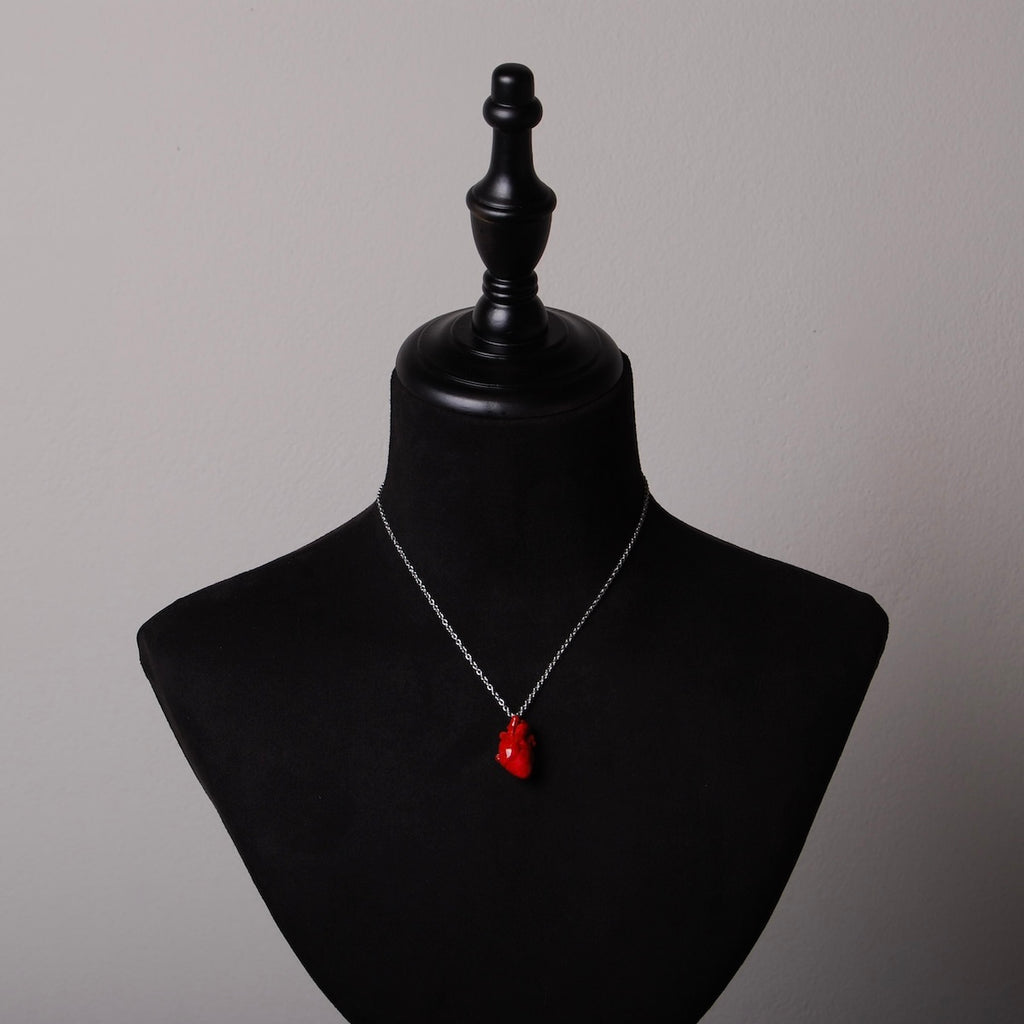 collana catena sottile con cuore anatomico rosso su busto espositivo