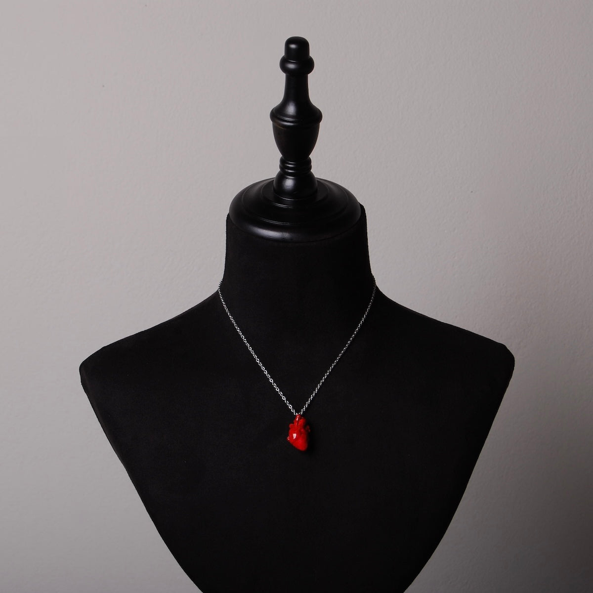collana catena sottile con cuore anatomico rosso su busto espositivo