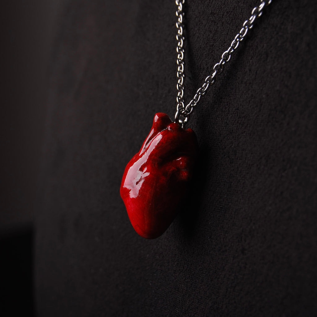 collana catena sottile con cuore anatomico rosso, dettaglio laterale del cuore