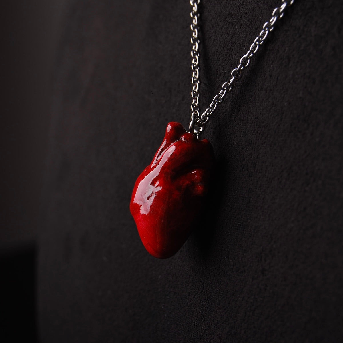 collana catena sottile con cuore anatomico rosso, dettaglio laterale del cuore