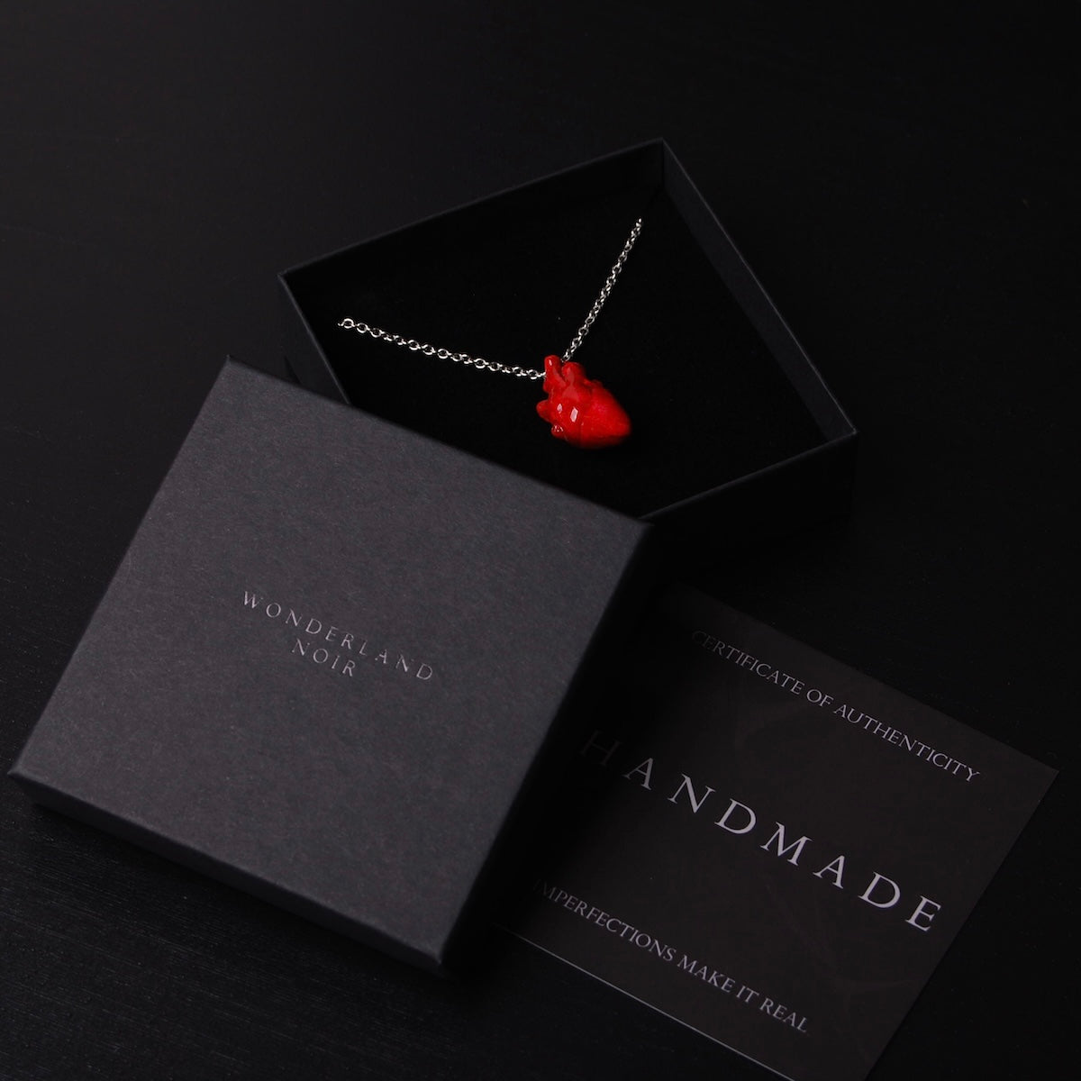 collana catena sottile con cuore anatomico rosso dentro ad una scatolina, con certificato di autenticità