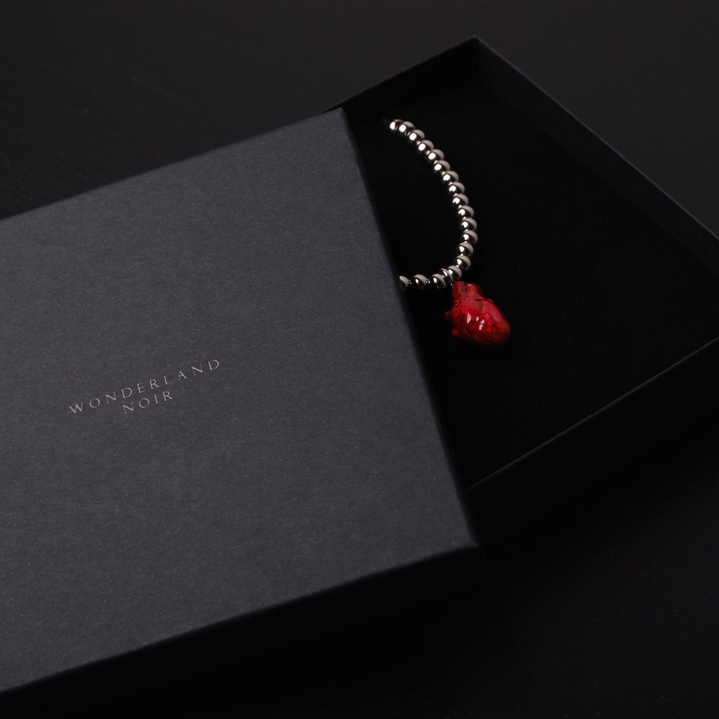 collana a sfere con pendente cuore anatomico rosso dentro ad una scatolina nera