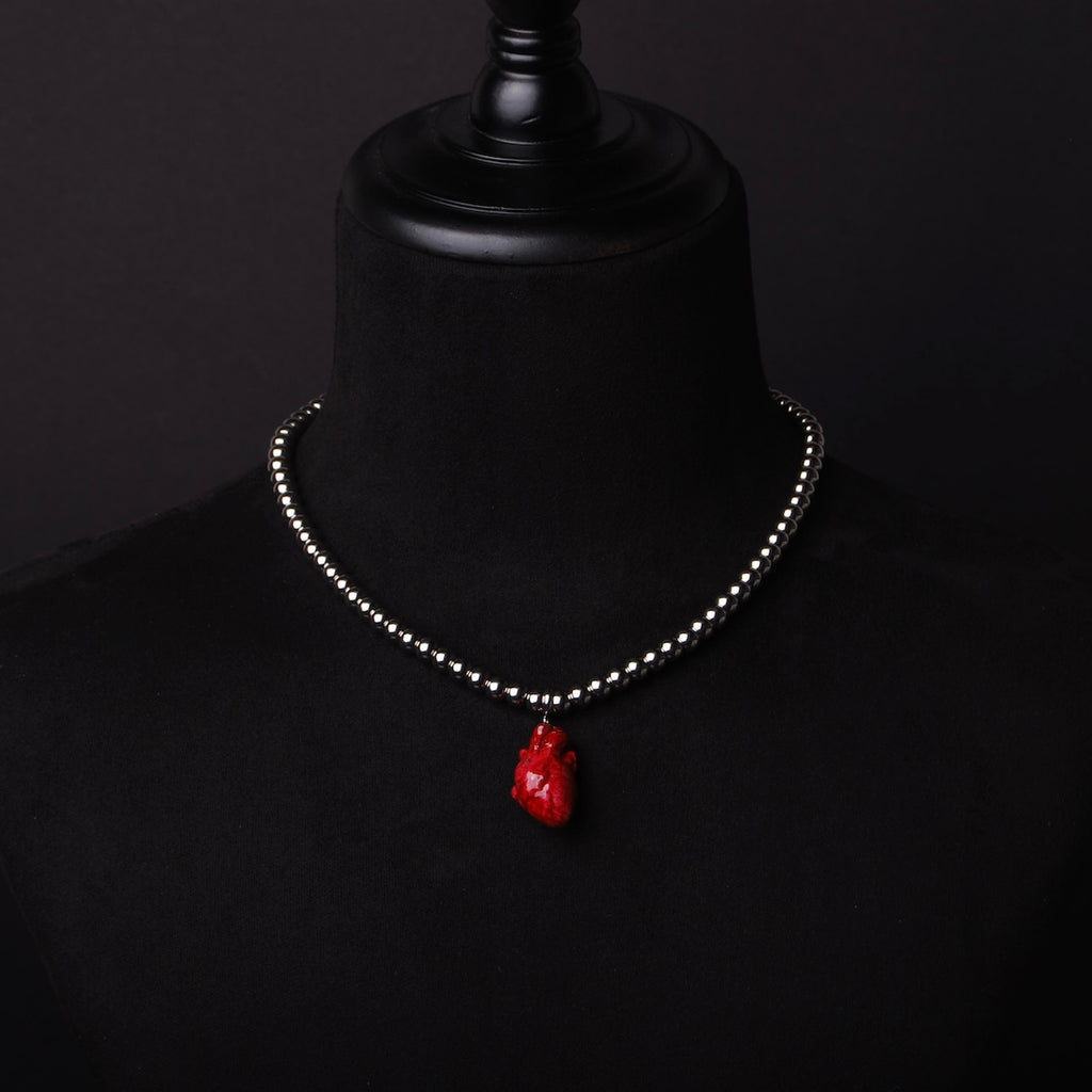 collana a sfere con pendente cuore anatomico rosso su busto espositivo