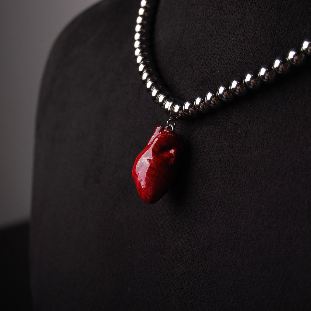 collana a sfere con pendente cuore anatomico rosso, dettaglio del cuore