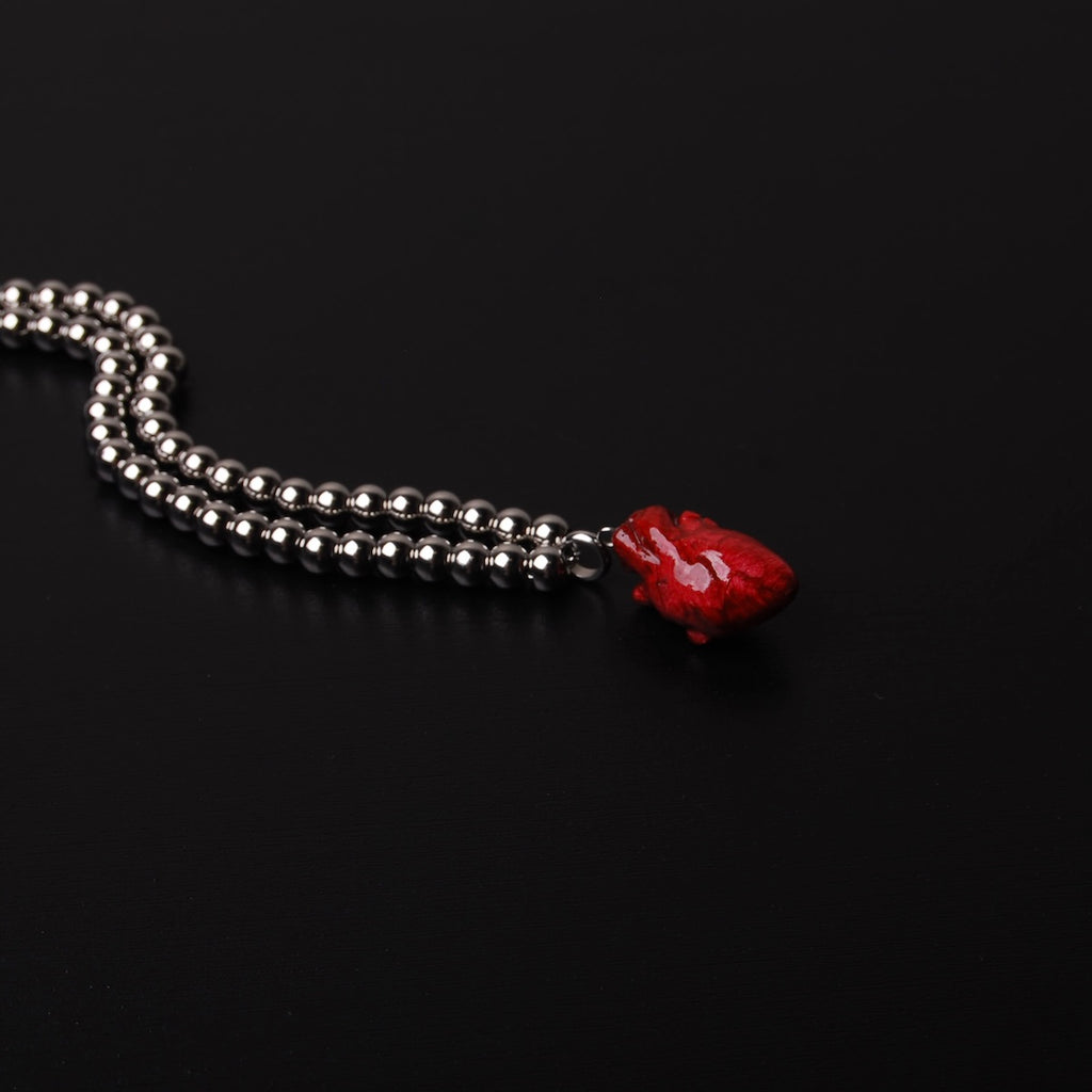 collana a sfere con pendente cuore anatomico rosso