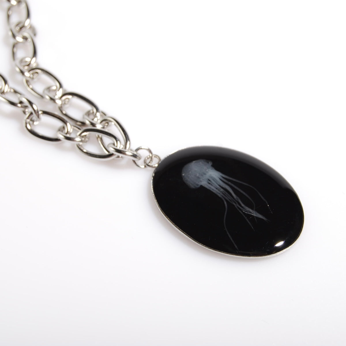 collana con pendente ovale con medusa marina