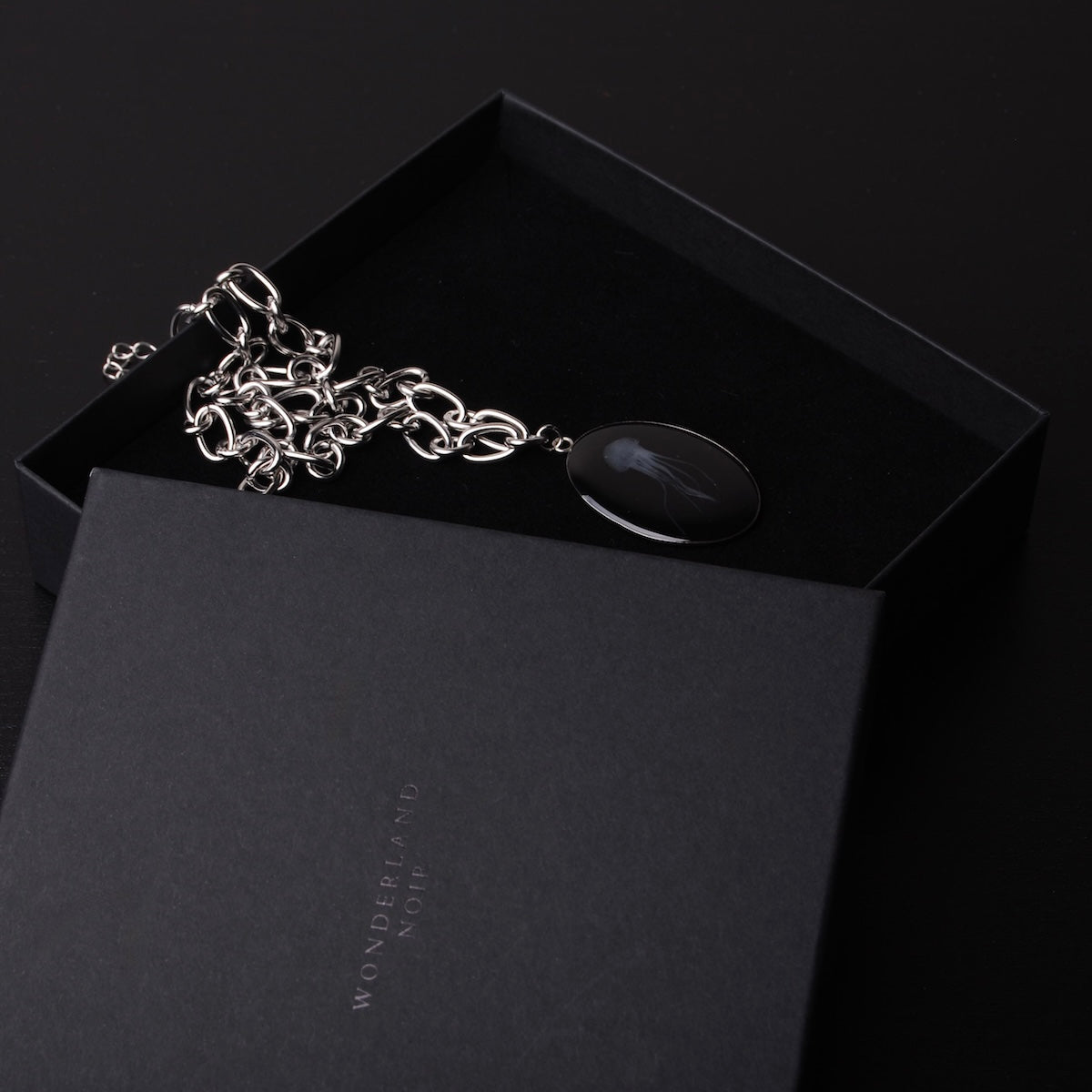 collana con pendente ovale con medusa marina dentro ad una scatolina
