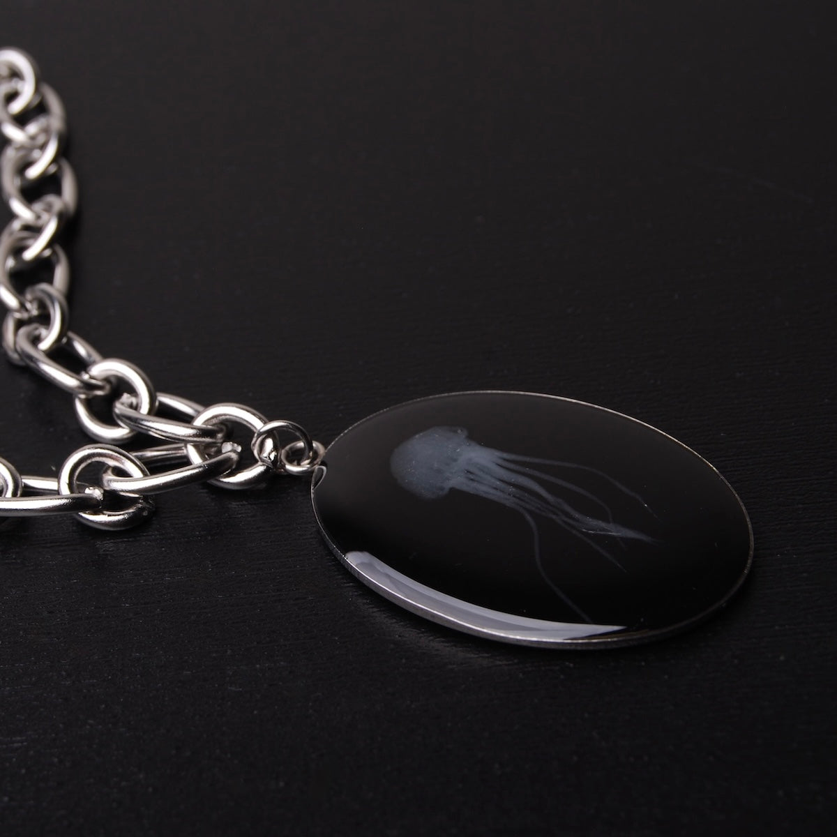 collana con pendente ovale con medusa marina, vista 3/4