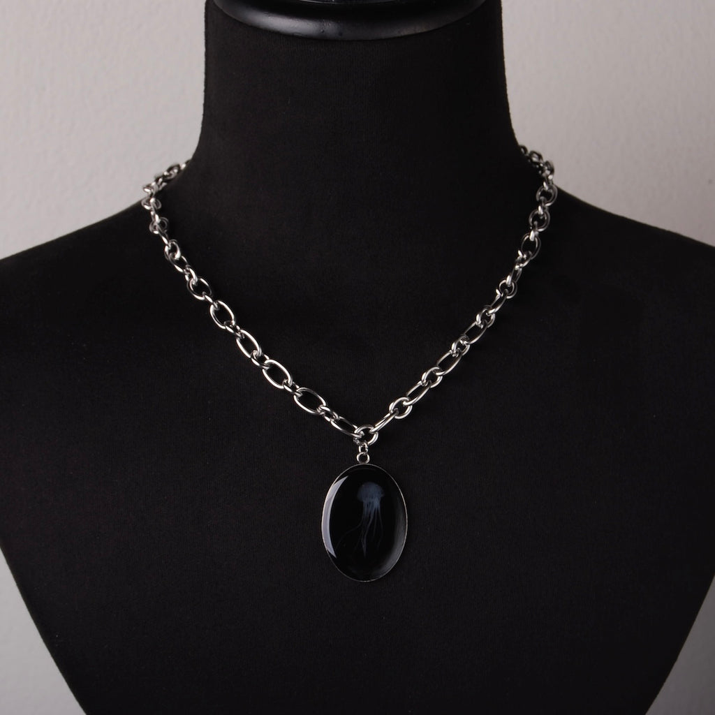 collana con pendente ovale con medusa marina su busto espositivo