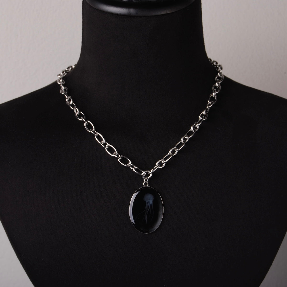 collana con pendente ovale con medusa marina su busto espositivo