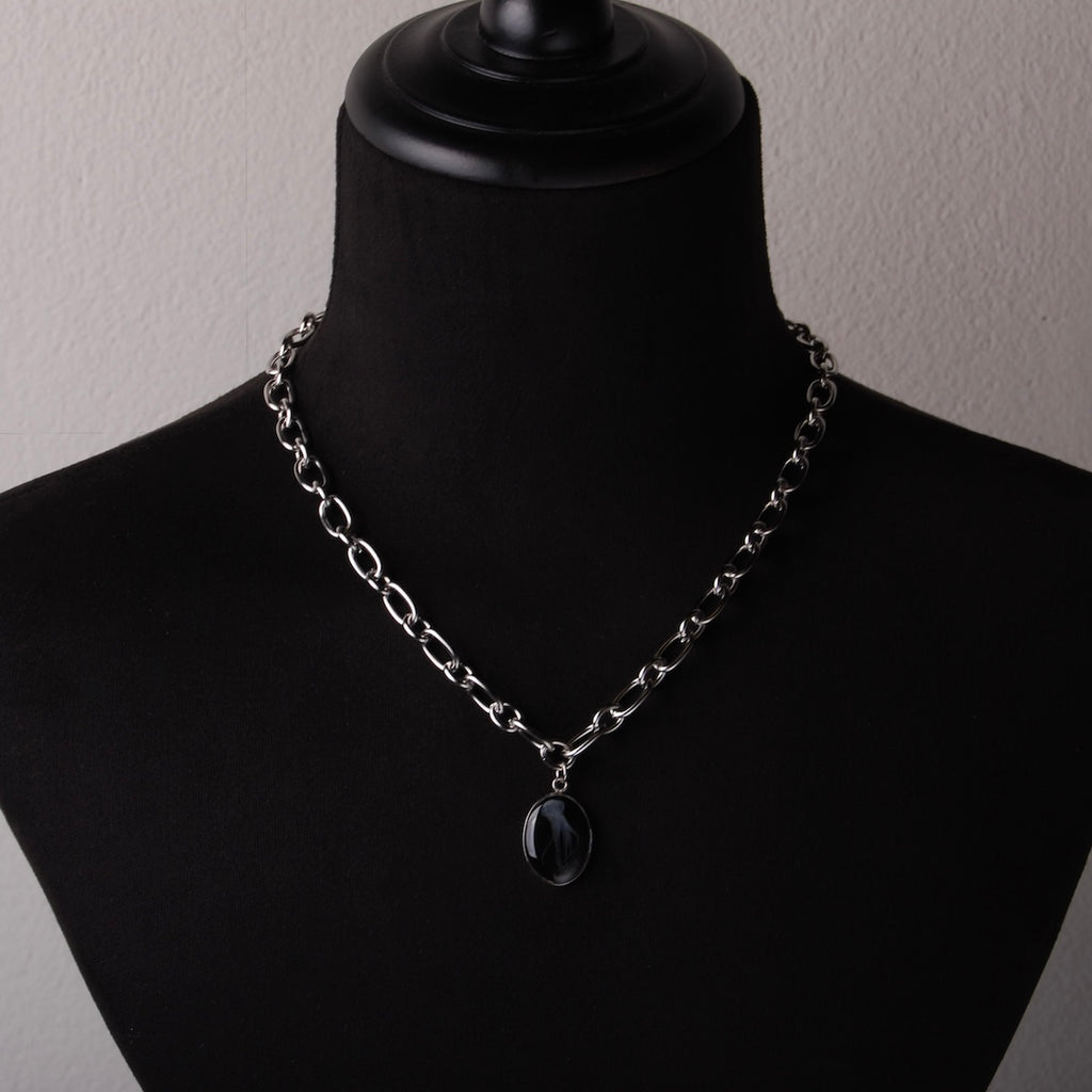collana catena in acciaio con pendente medusa marina su busto espositivo