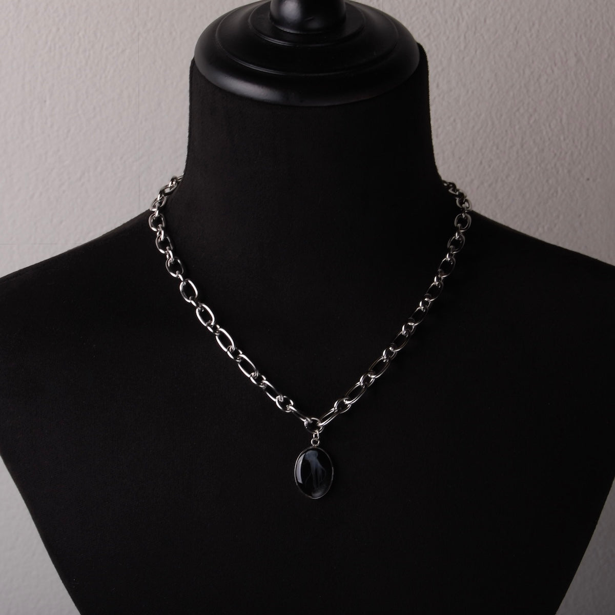 collana catena in acciaio con pendente medusa marina su busto espositivo