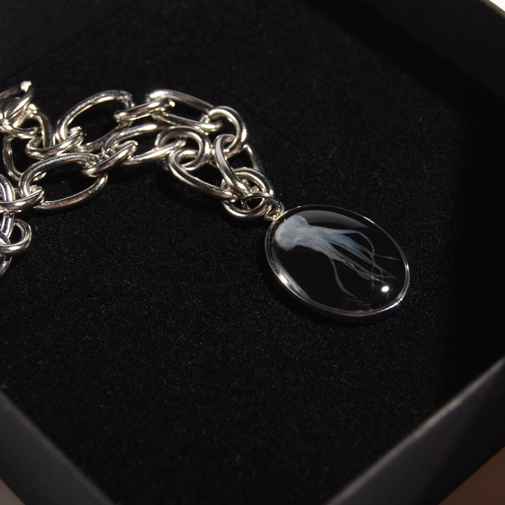 collana catena in acciaio con pendente medusa marina dentro ad una scatolina nera, dettaglio del pendente