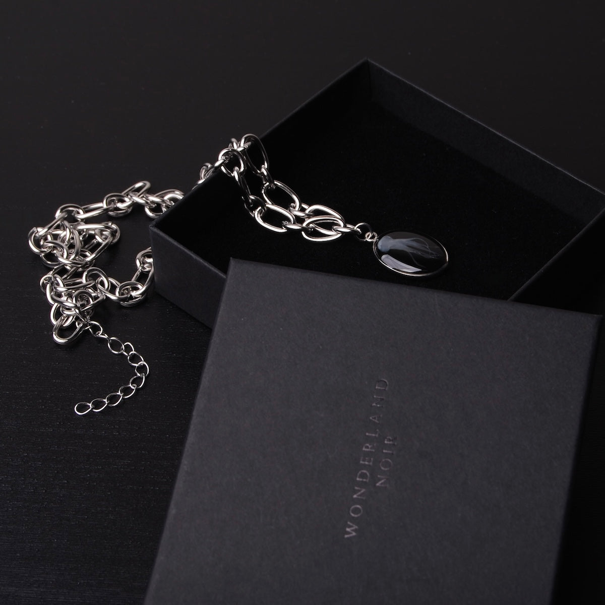 collana catena in acciaio con pendente medusa marina, dentro ad una scatolina nera