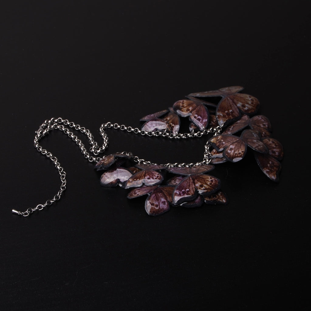 collana con sciame di farfalle blue morpho, vista del retro marrone delle farfalle