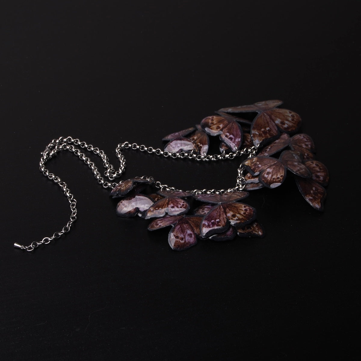 collana con sciame di farfalle blue morpho, vista del retro marrone delle farfalle