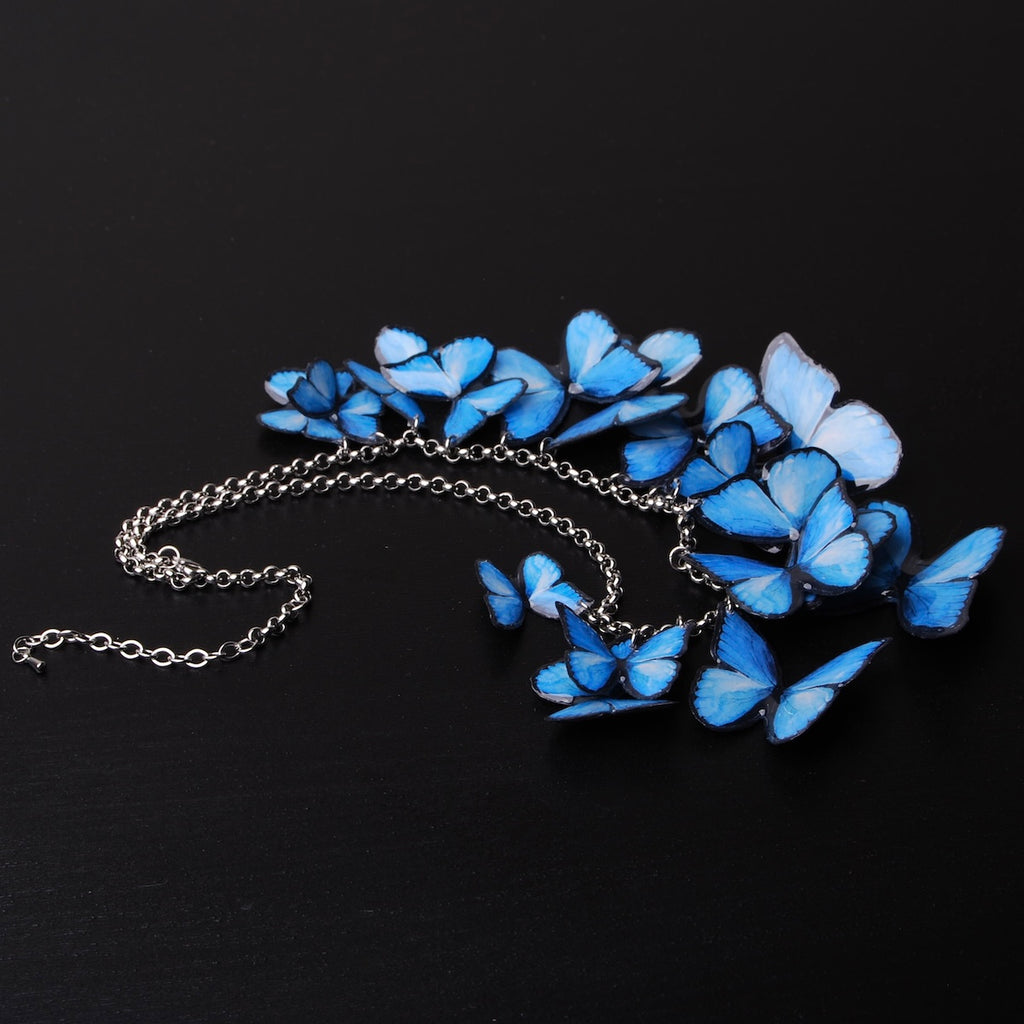 collana con sciame di farfalle blue morpho, vista laterale
