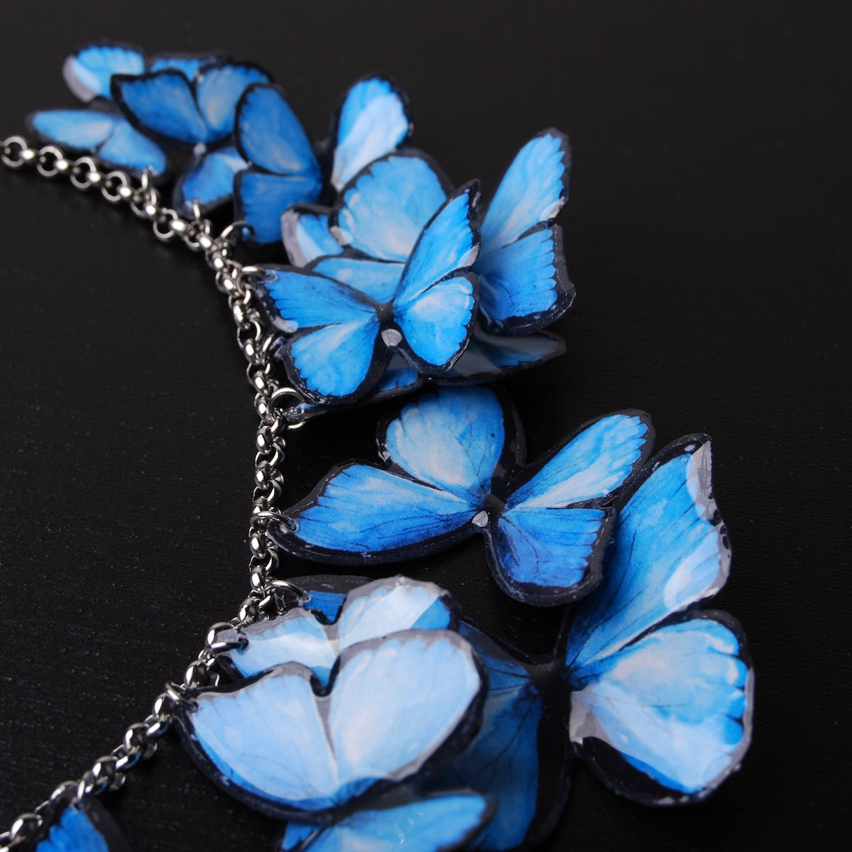 collana con sciame di farfalle blue morpho, dettaglio delle ali blu