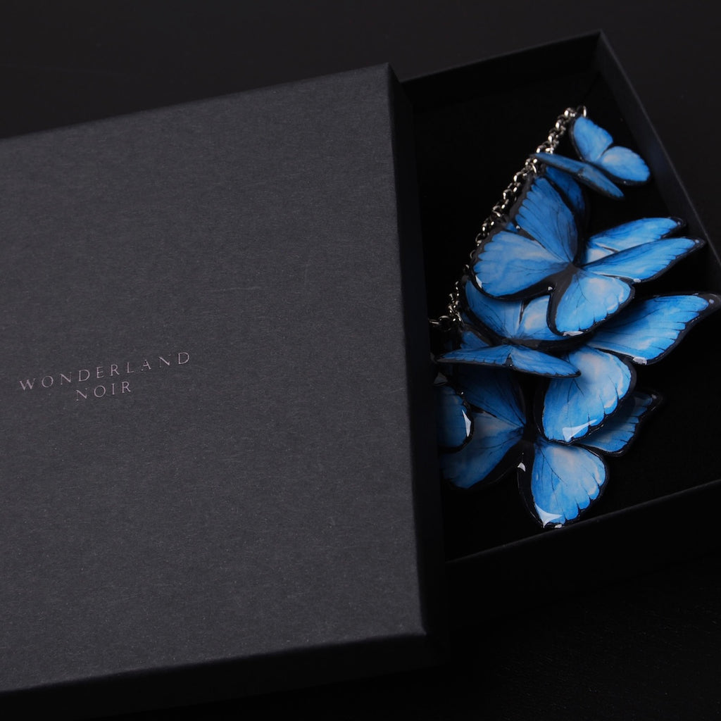 collana sciame di farfalle blu dentro ad una scatolina nera