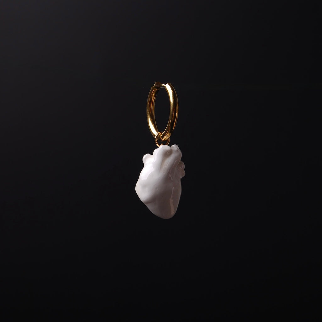 orecchino cuore anatomico bianco su cerchio in acciaio dorato