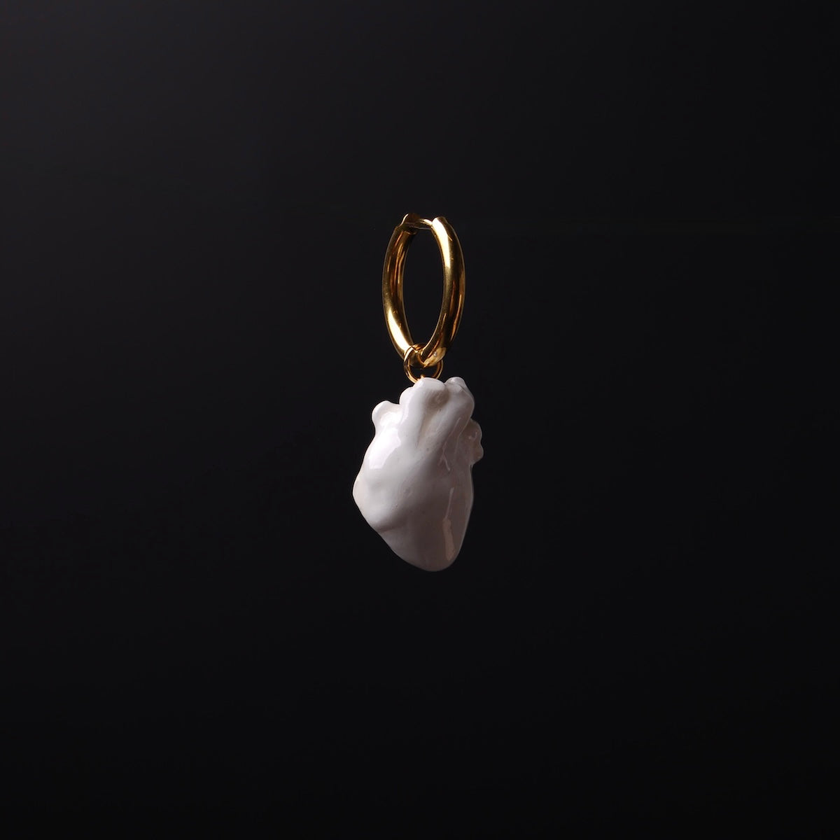 orecchino cuore anatomico bianco su cerchio in acciaio dorato