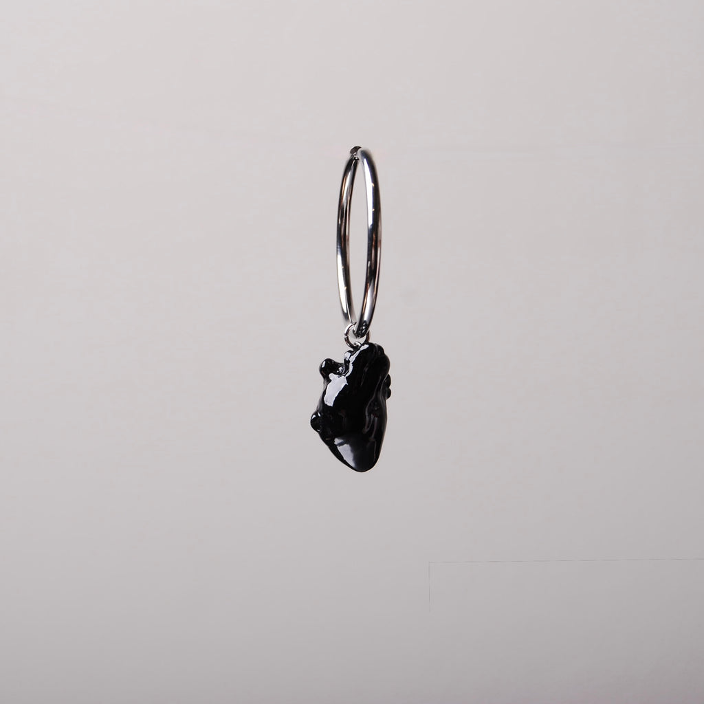 orecchino cuore anatomico nero su cerchio grande in acciaio