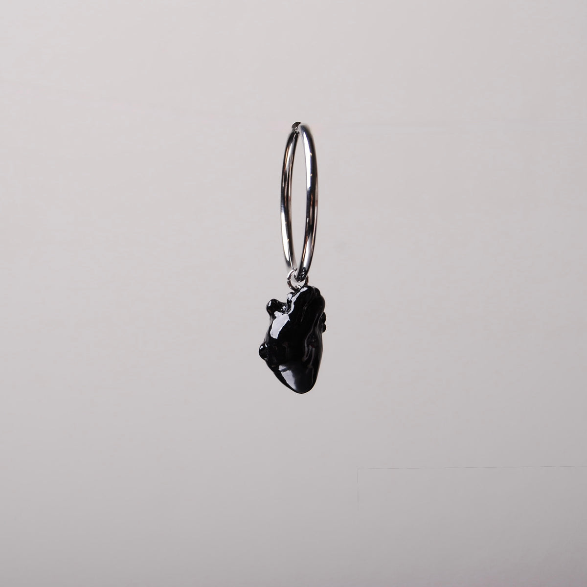 orecchino cuore anatomico nero su cerchio grande in acciaio