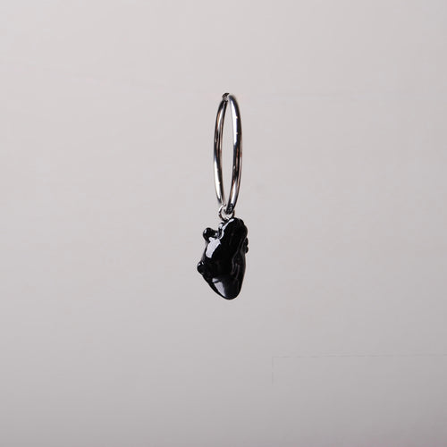 orecchino cuore anatomico nero su cerchio grande in acciaio