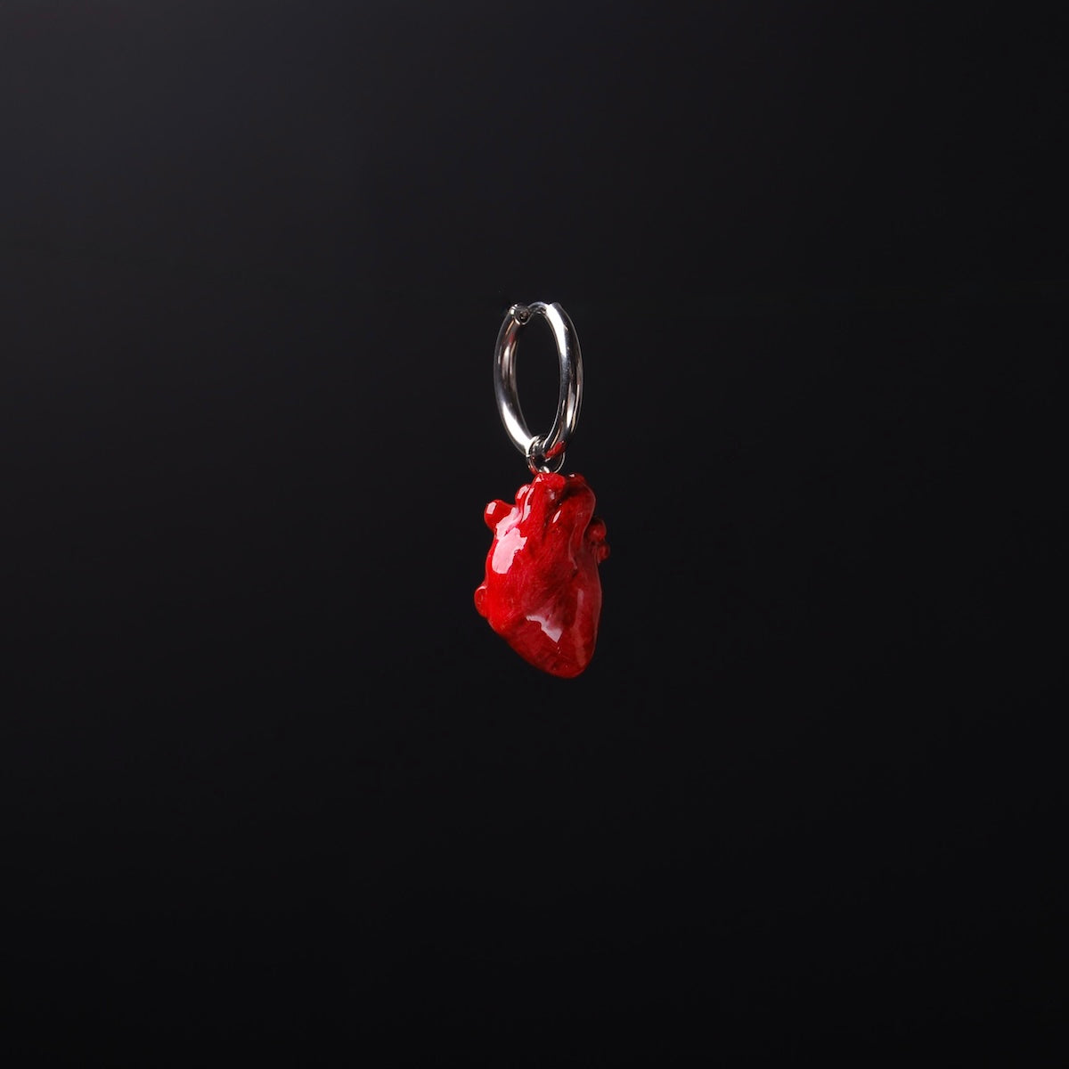 orecchini singolo a cerchio con cuore anatomico rosso