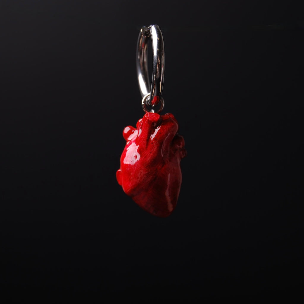 orecchini singolo a cerchio con cuore anatomico rosso, vista frontale ravvicinata