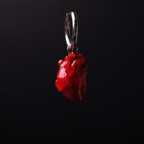 orecchini singolo a cerchio con cuore anatomico rosso, vista frontale ravvicinata