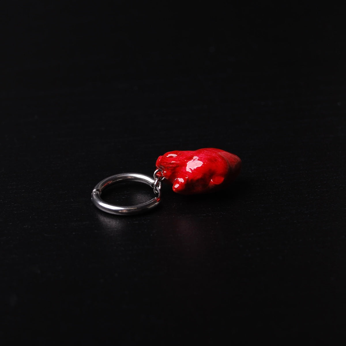 orecchini singolo a cerchio con cuore anatomico rosso, vista 3/4