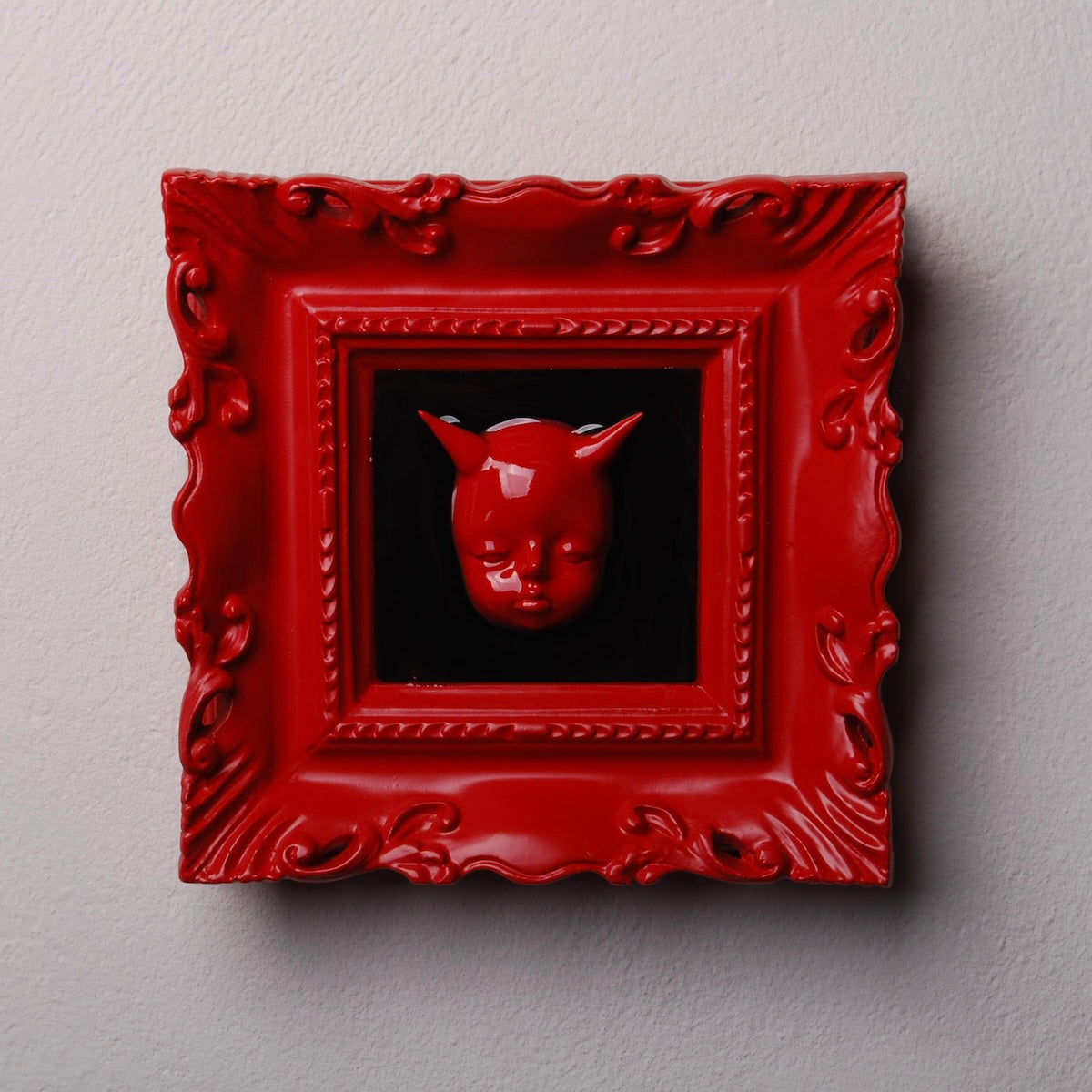 quadretto barocco rosso con testa di diavoletto rosso