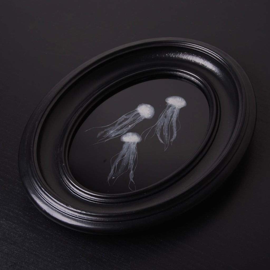 quadro ovale con meduse marine, vista 3/4