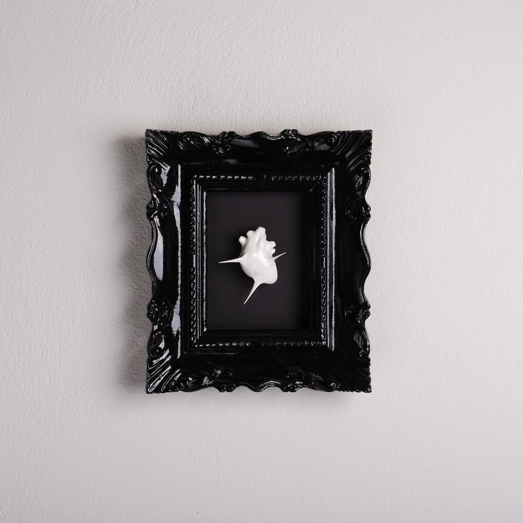 quadro cornice gotica con cuore spinato bianco