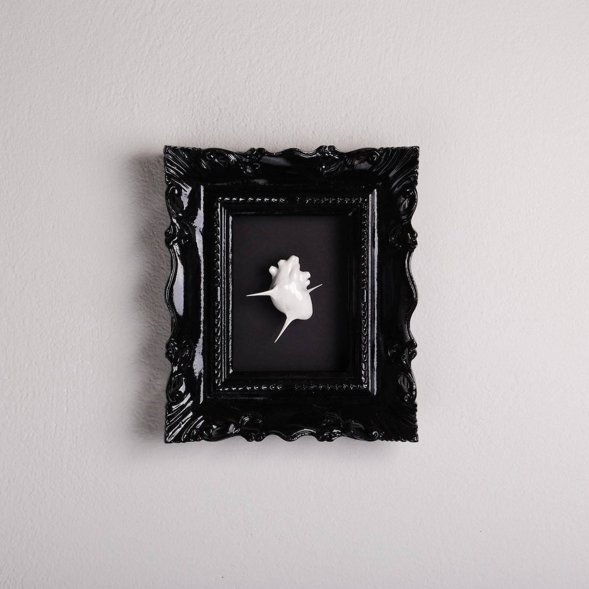 quadro cornice gotica con cuore spinato bianco