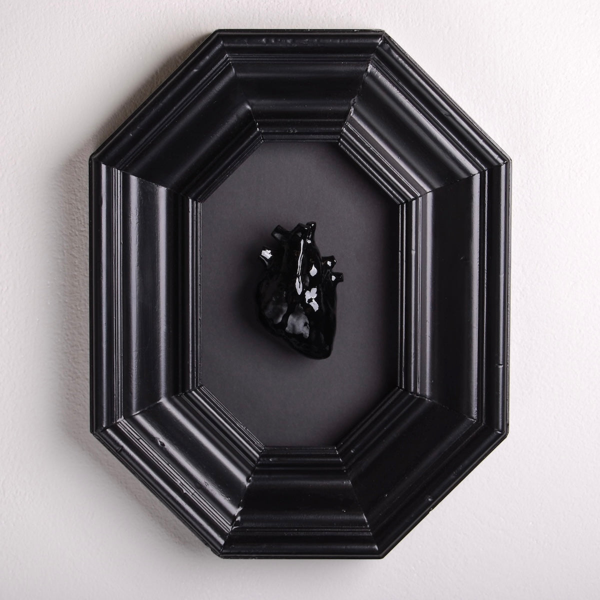 quadro cornice ottagonale con cuore anatomico nero