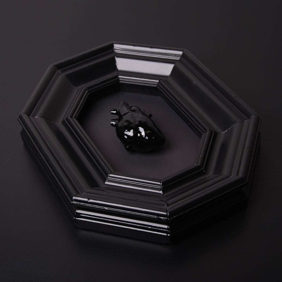 quadro cornice ottagonale con cuore anatomico nero, vista 3/4