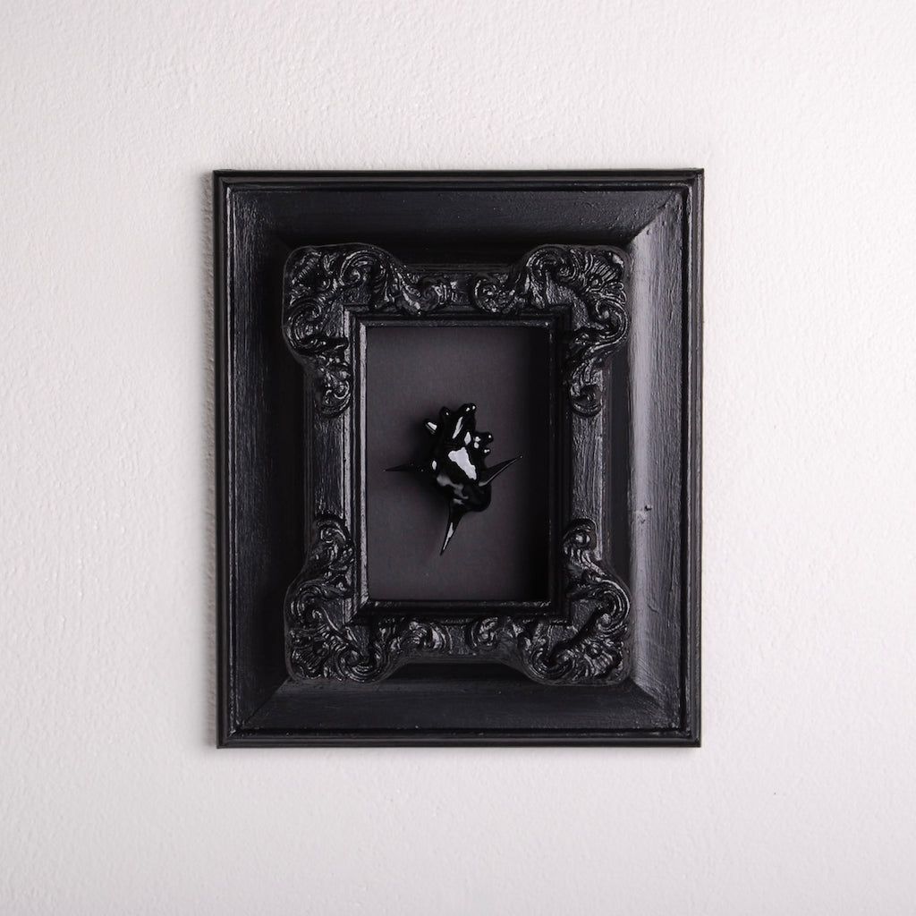 quadro cornice antica con cuore anatomico spinato nero