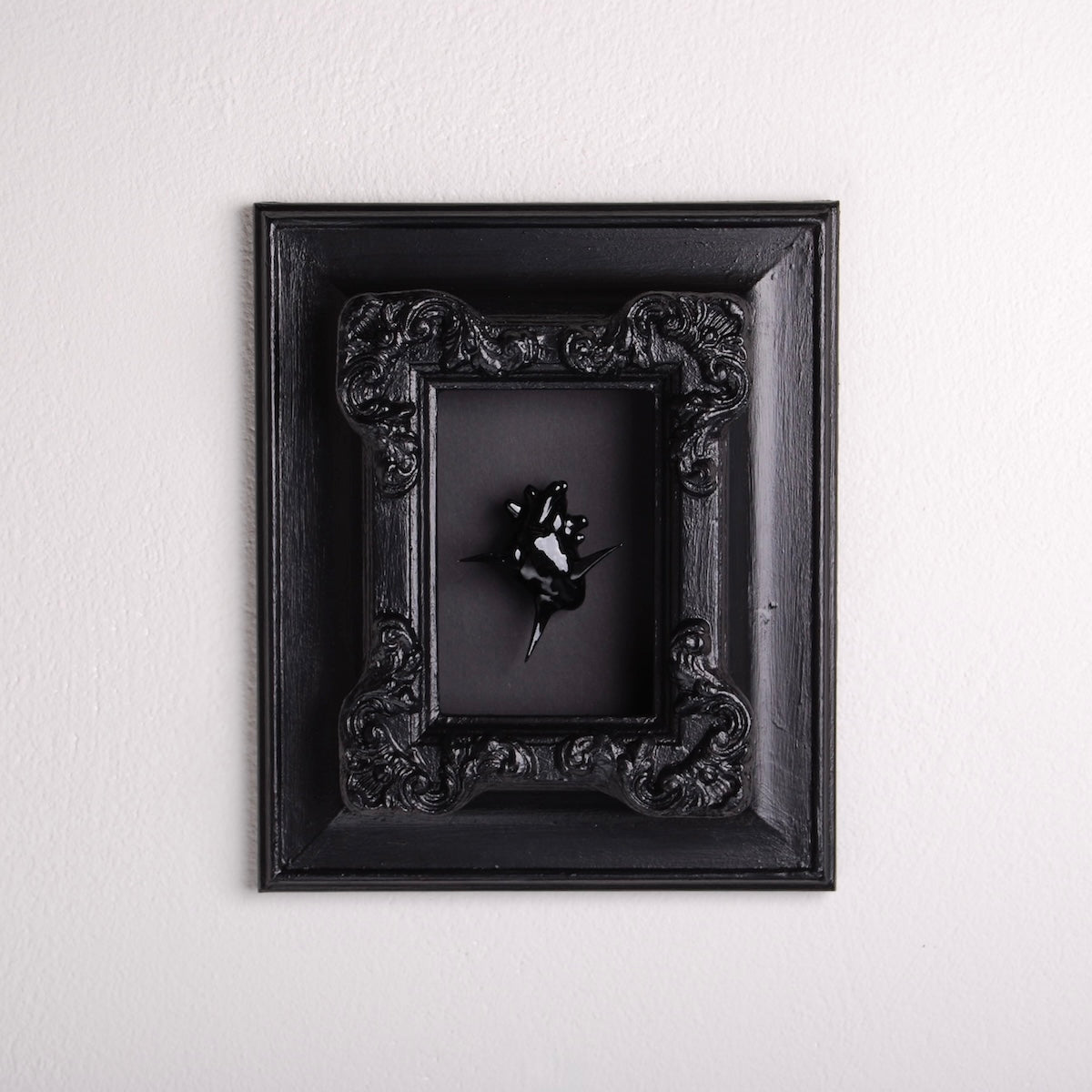 quadro cornice antica con cuore anatomico spinato nero