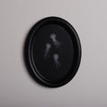 quadro ovale nero con 3 sculture meduse marine