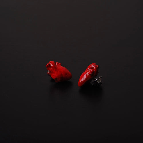 set di due spille cuore anatomico rosso, vista laterale 3/4